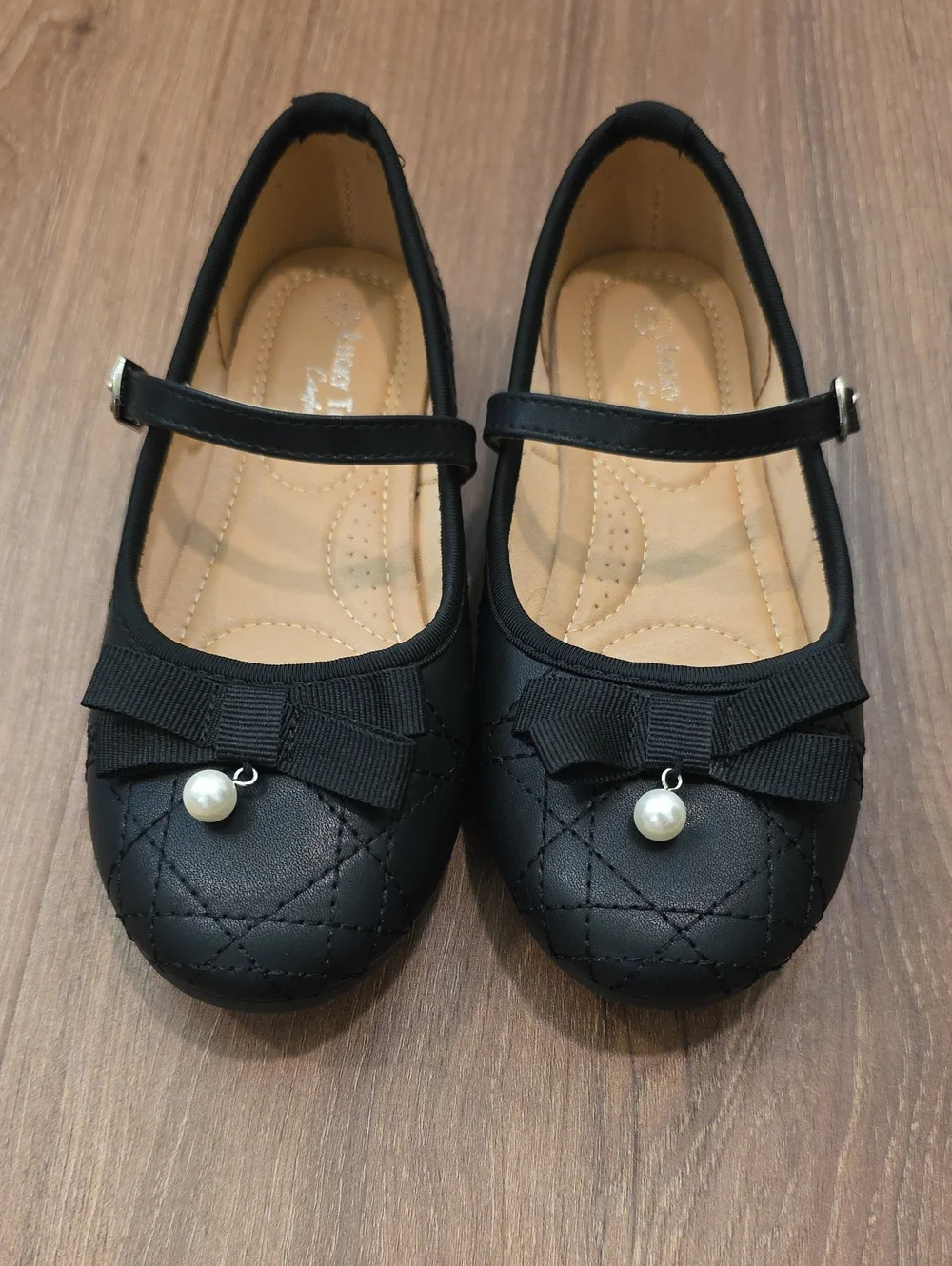 Girls Black Mary Jane Flats with Bow & Pearl Accent. Size 3.